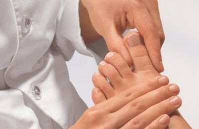 Doktorski prsti ispitivanje gljivicama nogu